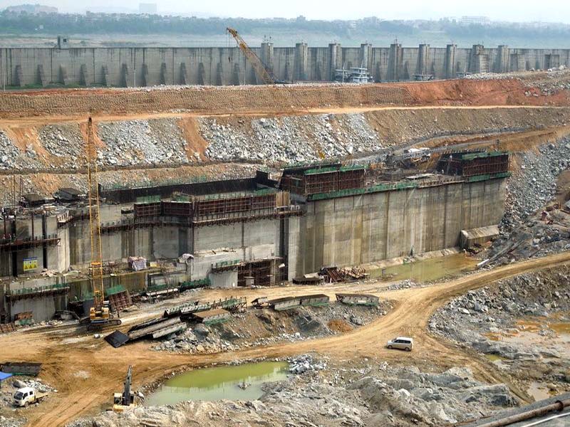 長洲水利樞紐三線船閘工程下游引航道六期圍堰灌漿施工